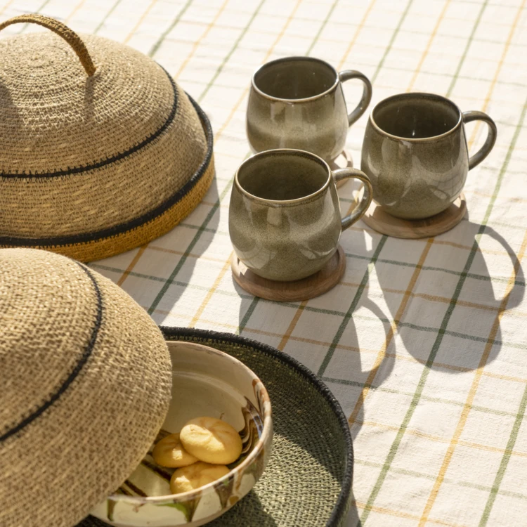 Cloche alimentaire en jonc de mer avec plateau