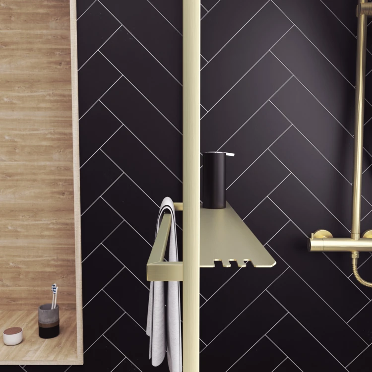 Paroi de douche à l’italienne avec étagère et porte-serviette