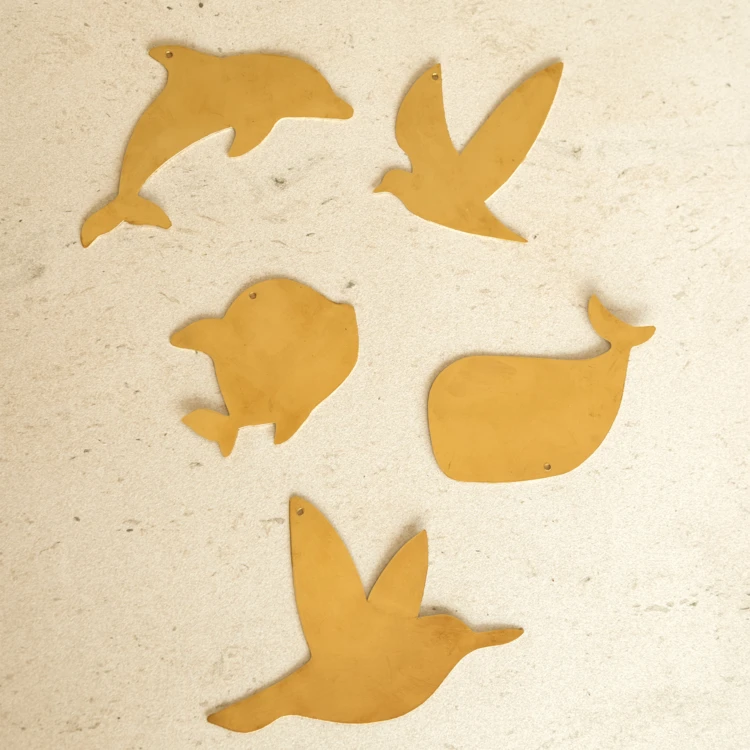 Decoración de pared de delfines de latón