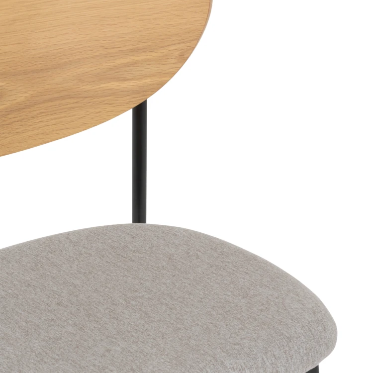 Silla con respaldo de madera y patas de metal