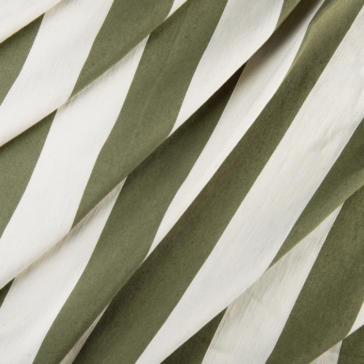 Rideau à rayures verticales en armure satin avec œillets