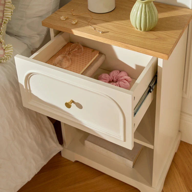 Mesita de noche de madera con un cajón y tablero de fresno