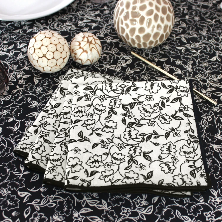 Lot de 4 serviettes de table motif fleuri