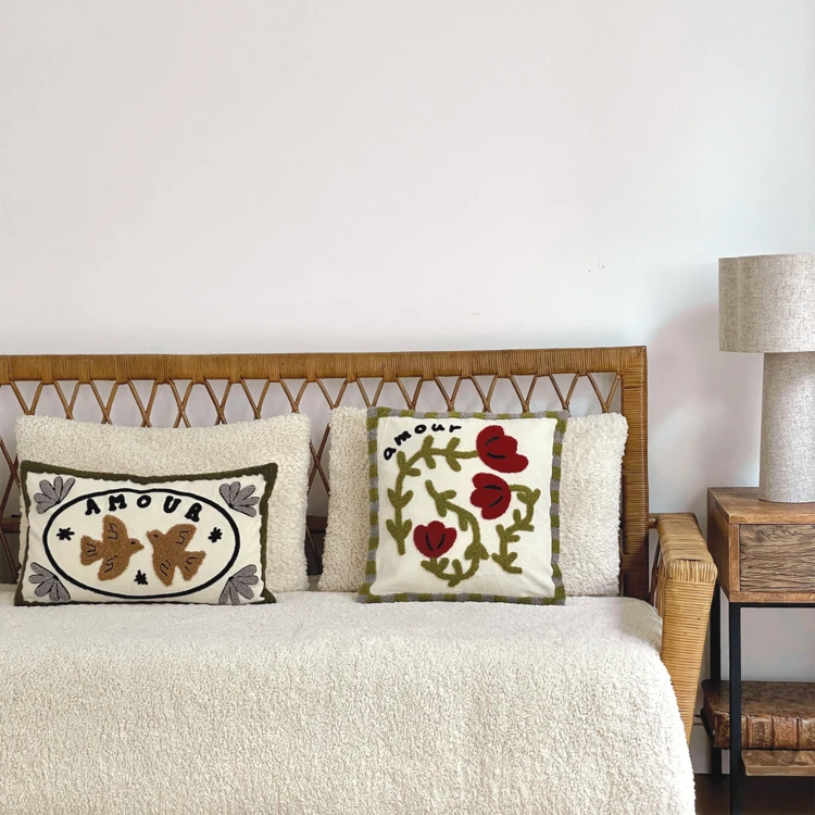 Coussin brodé motif coquelicot