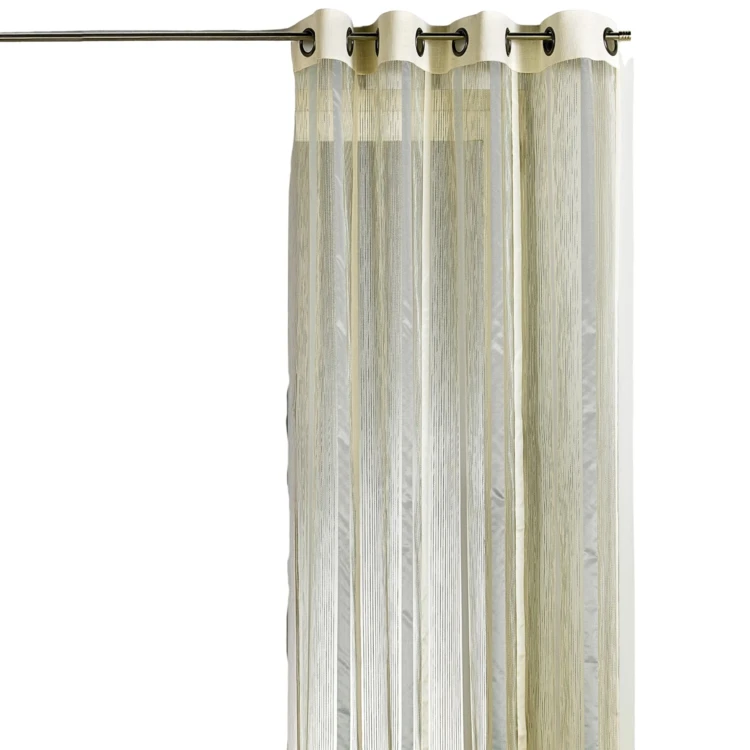 Vorhang aus Organza mit vertikalen Streifen