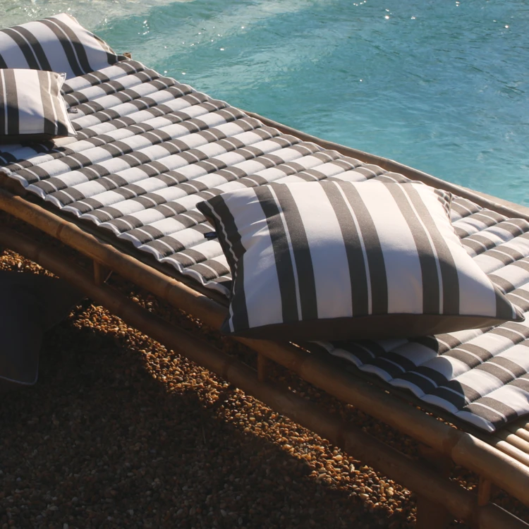 Coussin extérieur à rayures