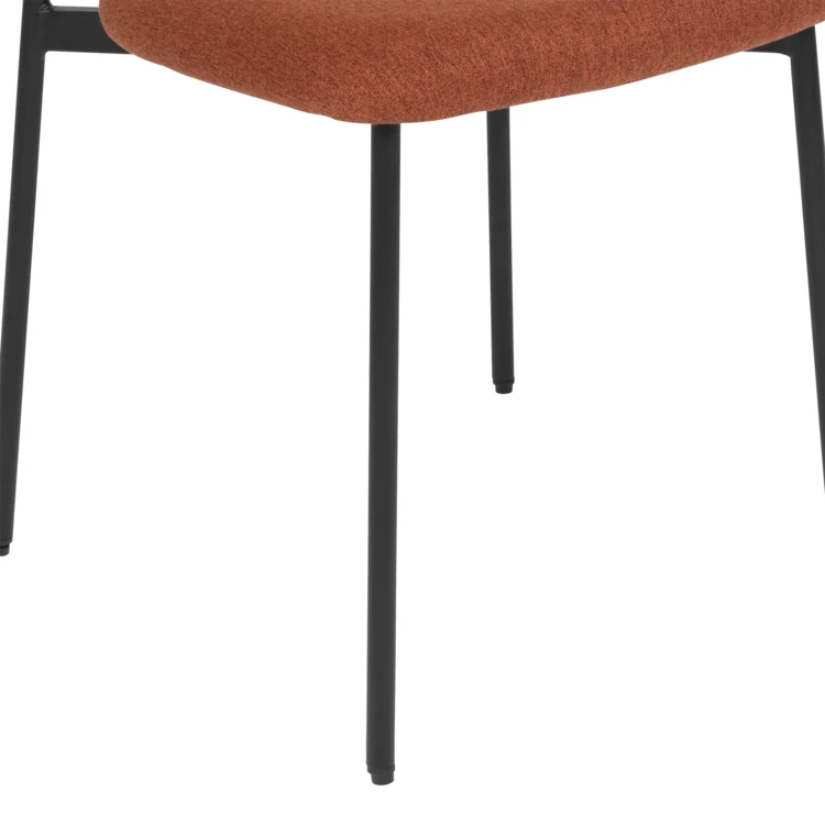 Silla con respaldo de madera y patas de metal