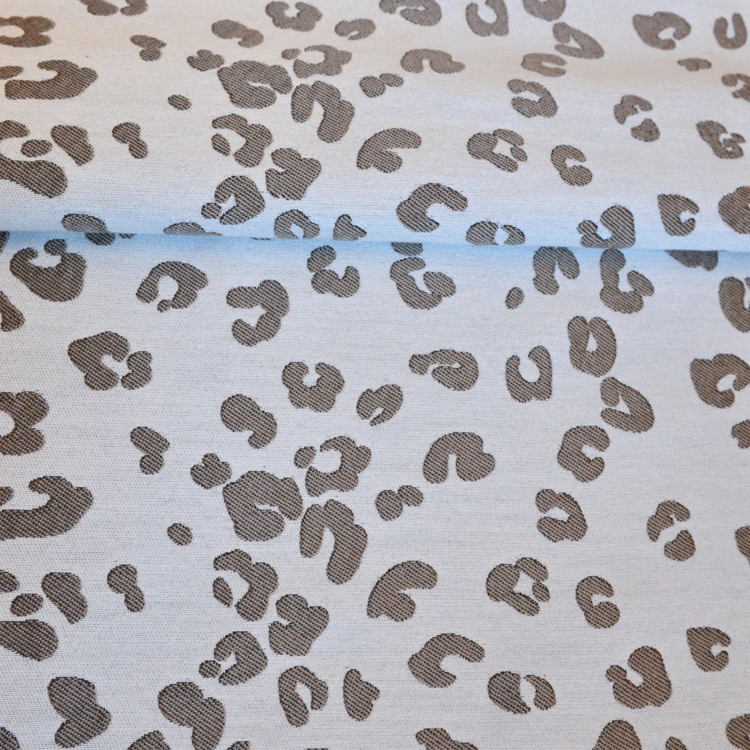 Tela color lino con estampado de leopardo