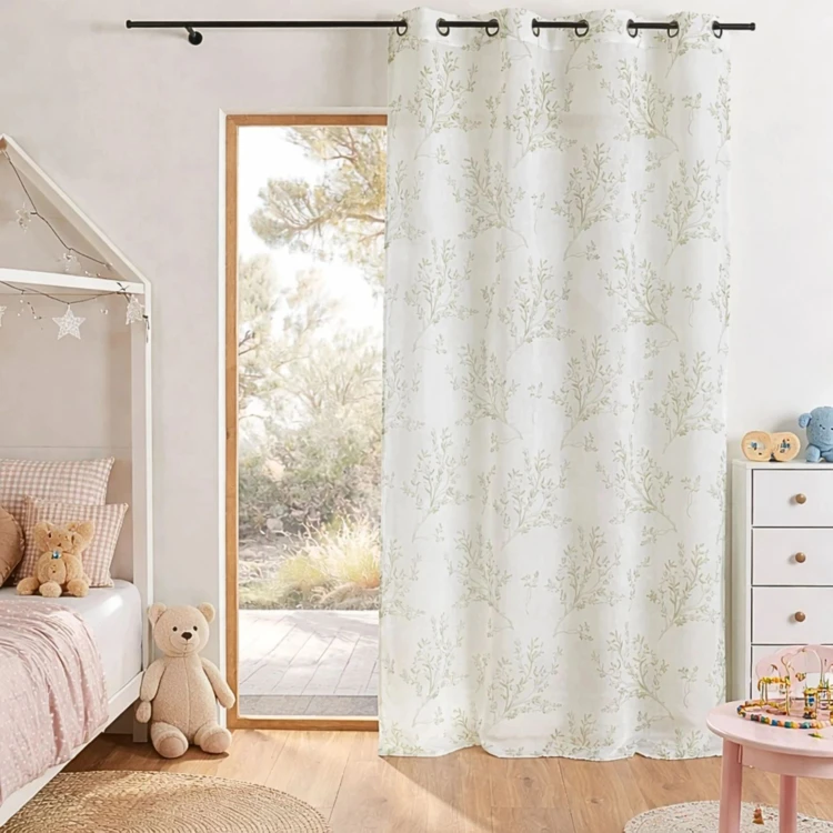 Voile stampato con rami ad occhiello