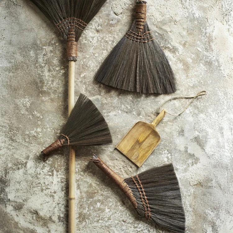Balayette en jonc de mer avec lien en jute