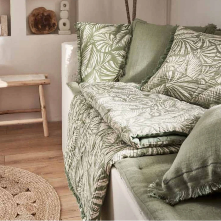 Coussin motif feuilles exotiques