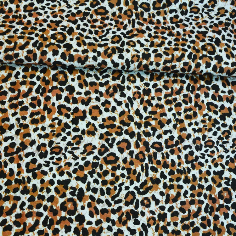 Stoff mit Panthermuster bedruckt
