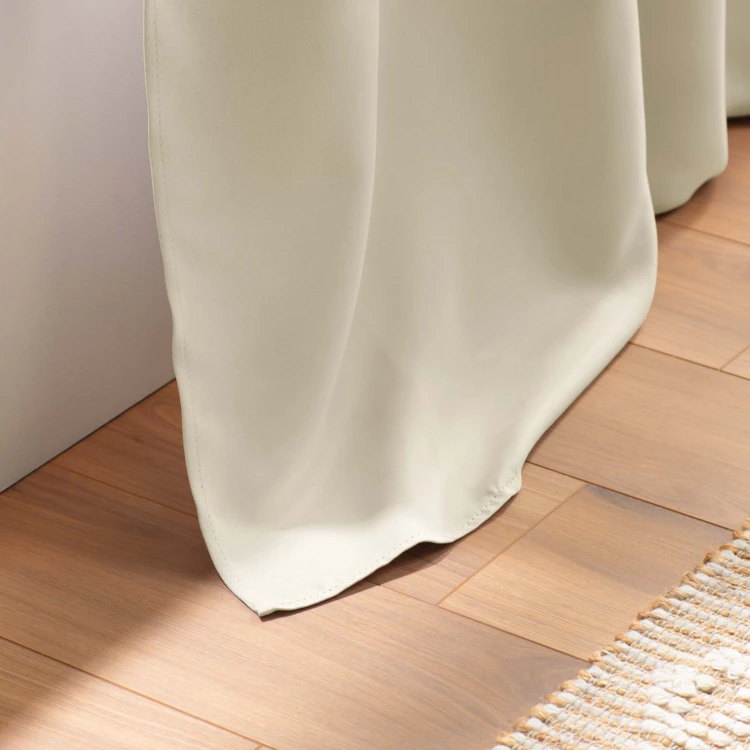 Rideau occultant uni à oeillets