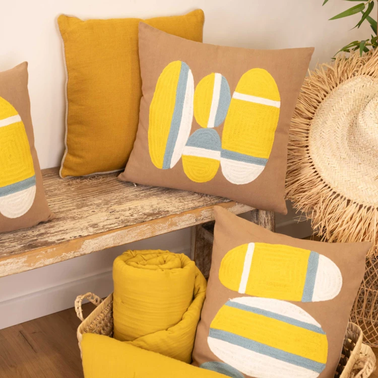 Coussin brodé motif galets de plage