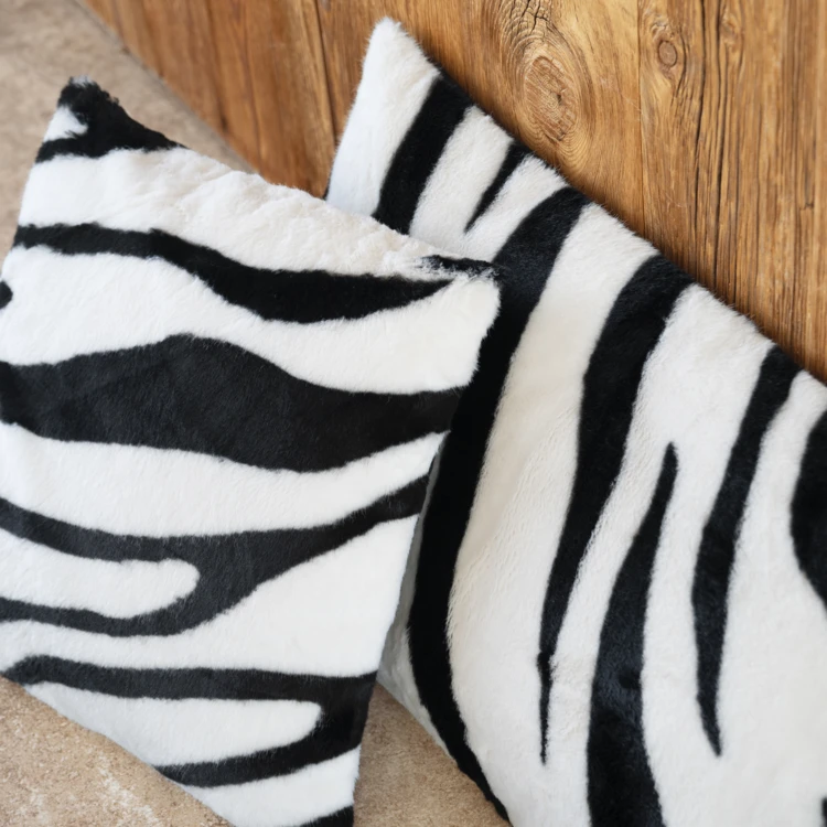 Coussin garni à motif zèbre avec dos en velours