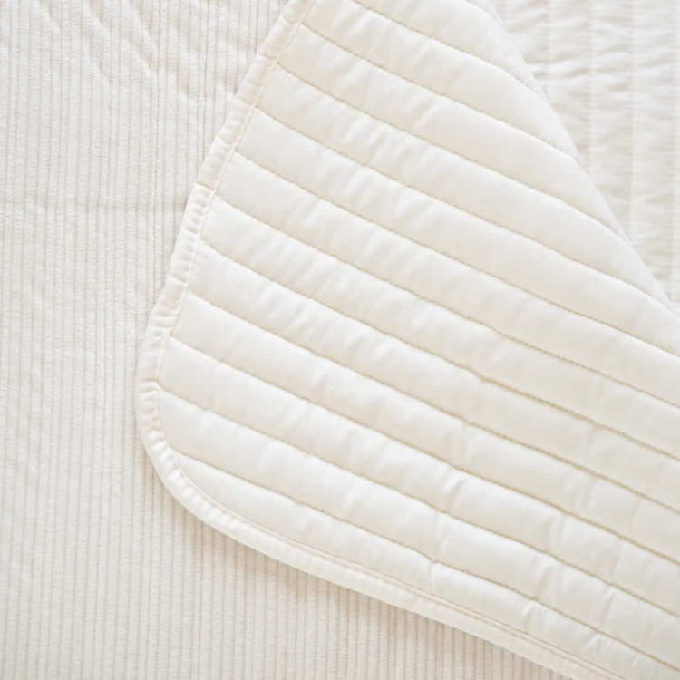 Jeté de lit matelassé en velours côtelé