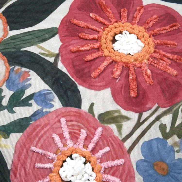Coussin motif floral coloré