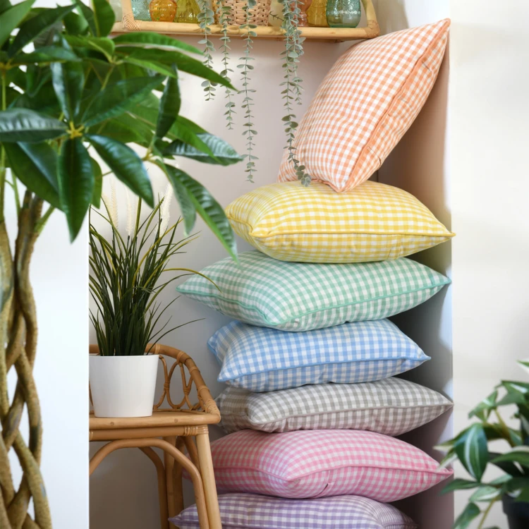 Coussin décoratif motif vichy en polycoton