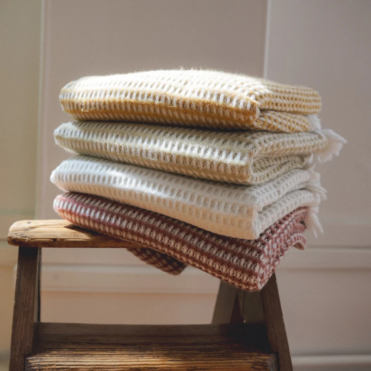 Couverture lit enfant tissu nid d'abeille