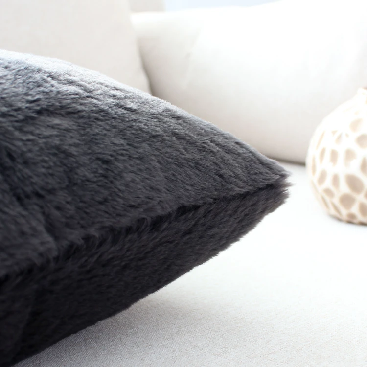 Coussin décoratif effet fourrure toucher ultra doux