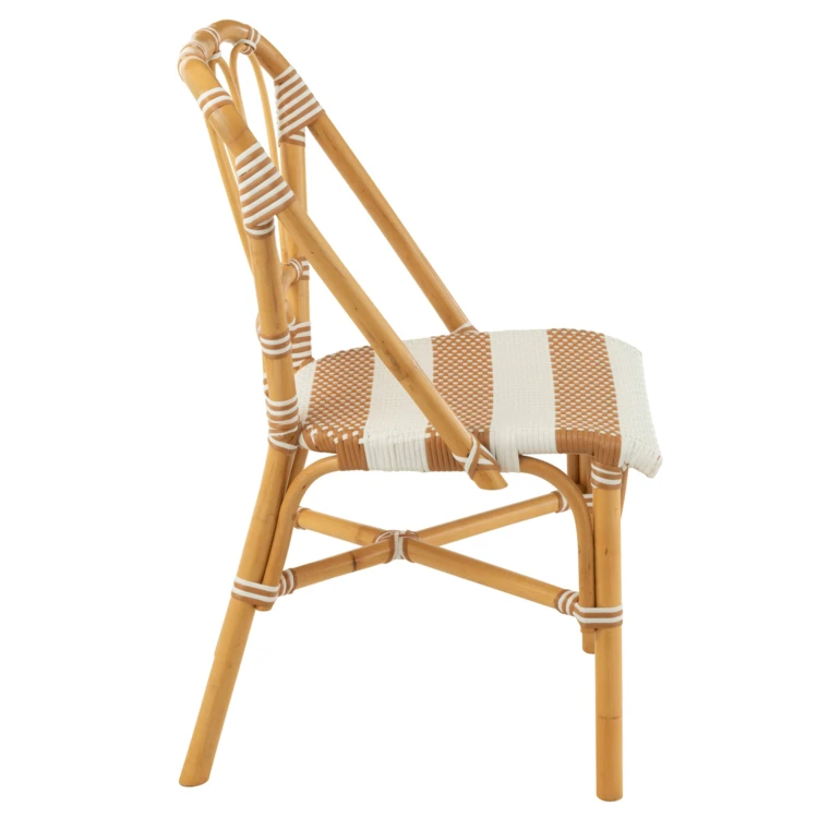 Chaise en rotin extérieure à rayures