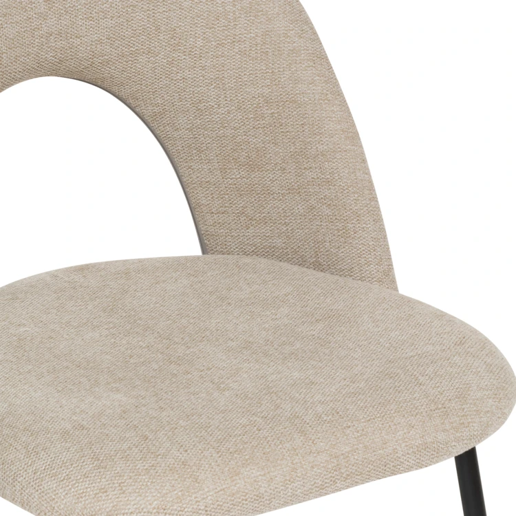 Silla de tela con respaldo calado y patas de metal