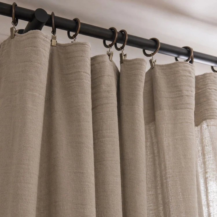Vorhang aus verstellbarer Baumwollgaze mit Bourdon-Finish