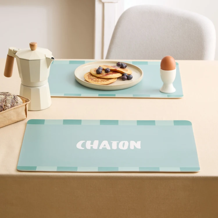 Madeira de mesa retangular com a inscrição «Chaton»