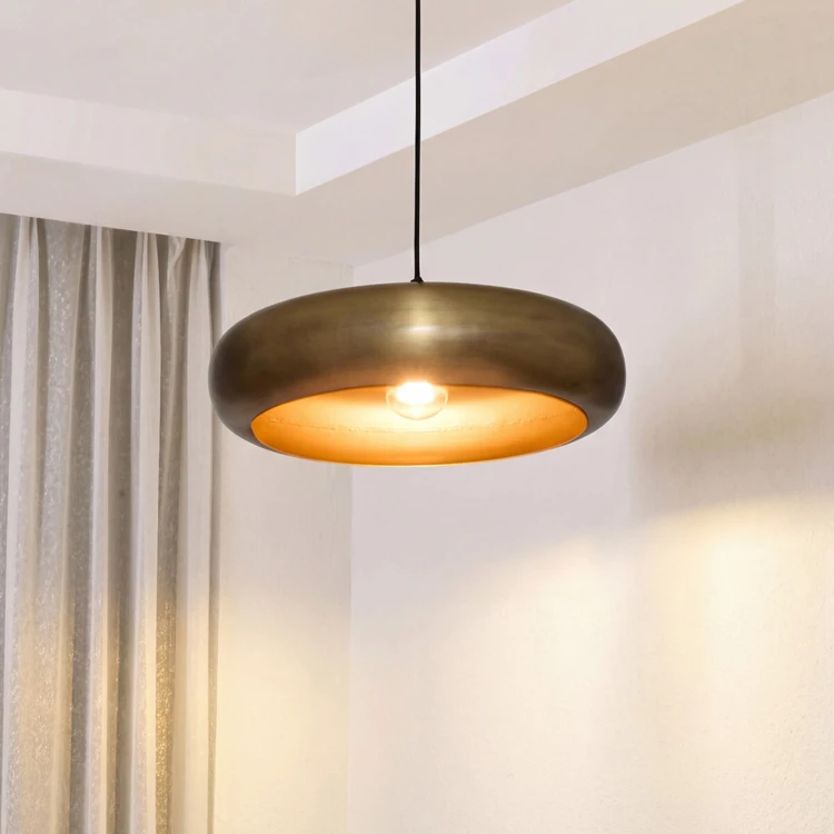 Lampada a sospensione in acciaio con paralume arrotondato
