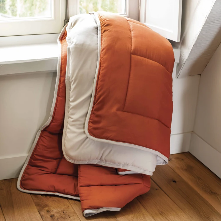 Couette chaude microfibre bicolore 400 gr/m2