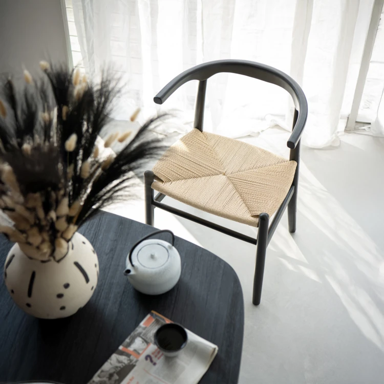 Silla de madera con asiento de cuerda