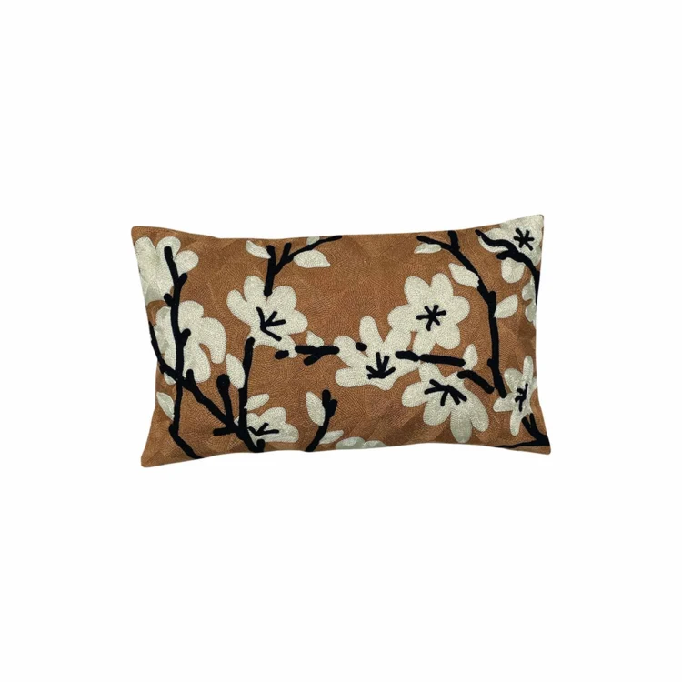 Cojín rectangular bordado con motivos florales
