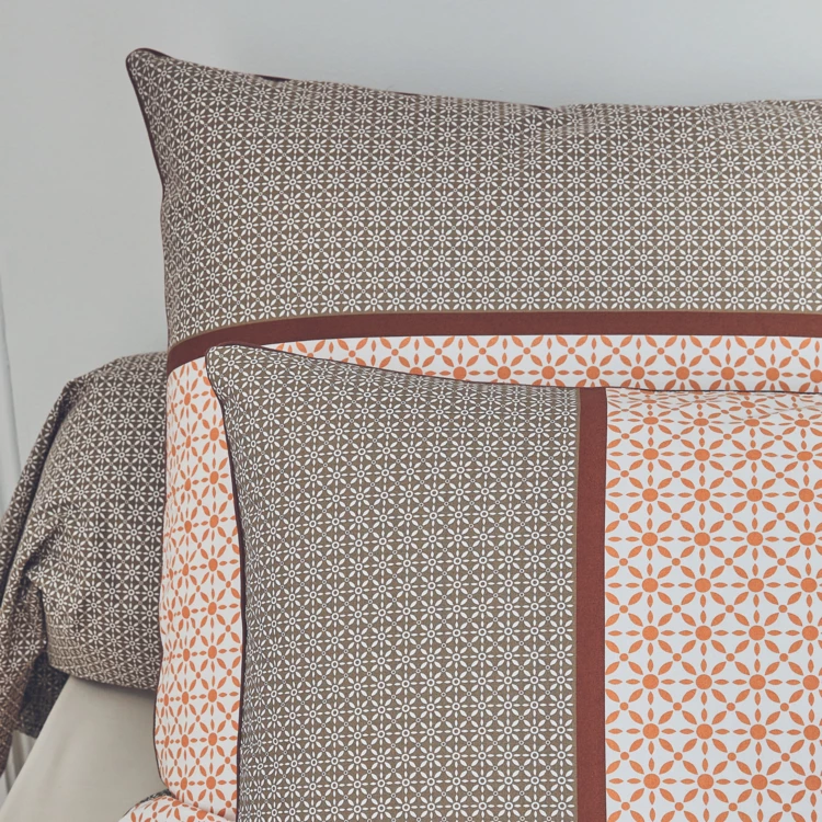 Bettdecke aus Baumwollperkal im grafischen Stil