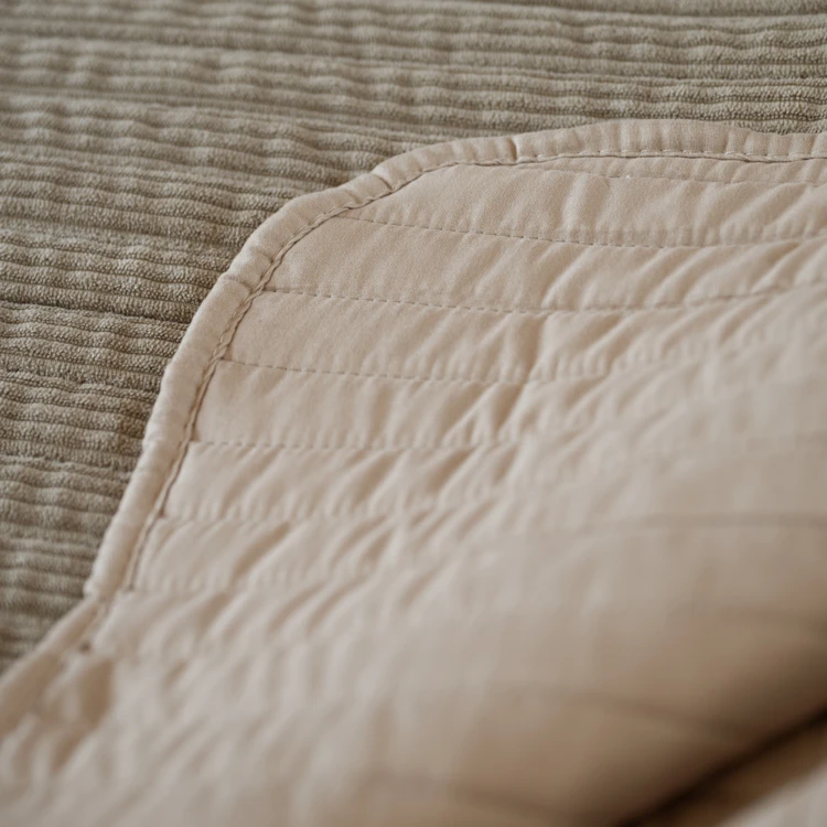 Jeté de lit matelassé en velours côtelé