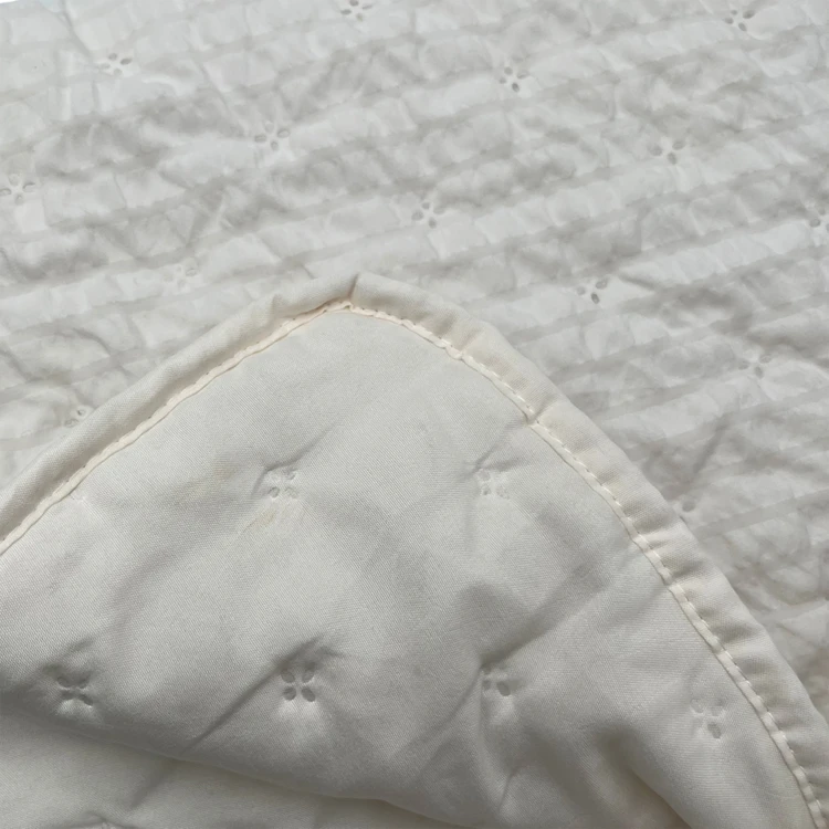 Edredon ou jeté de lit matelassé microfibre