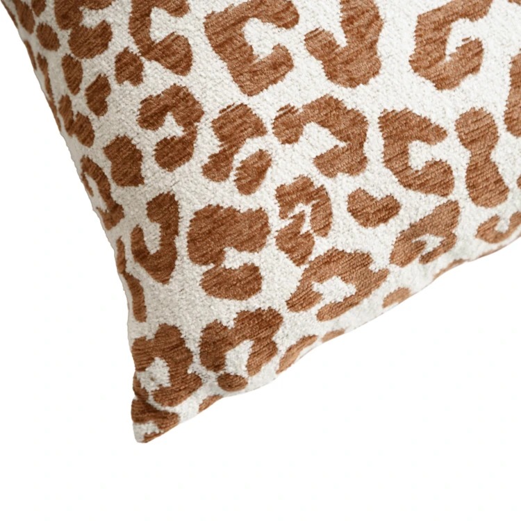Coussin décoratif carré en jacquard chenille à motif léopard