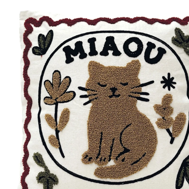 Coussin brodé motif chat décoratif