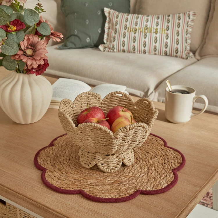 Mantel individual de junco trenzado con forma floral