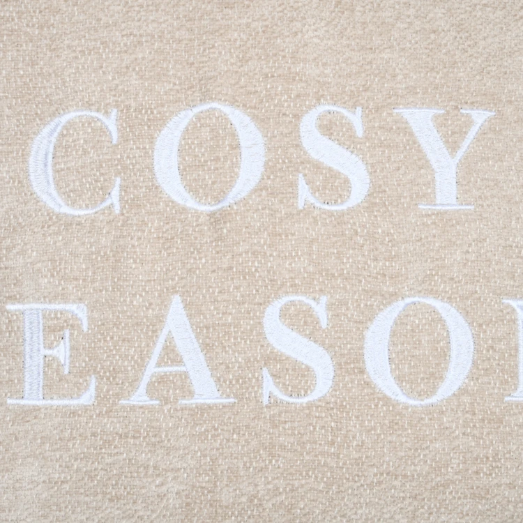 Coussin décoratif avec message brodé "Cosy Season"