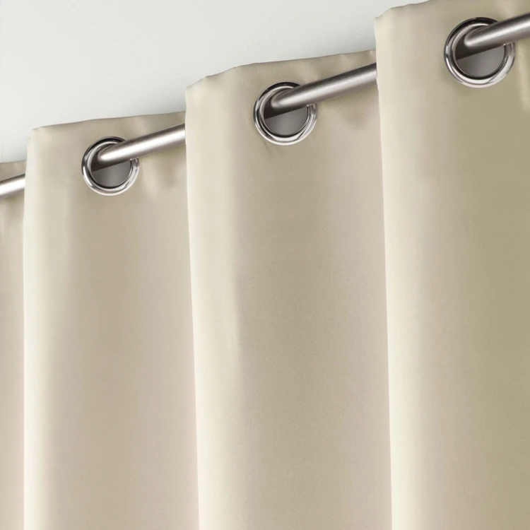 Rideau occultant uni à oeillets