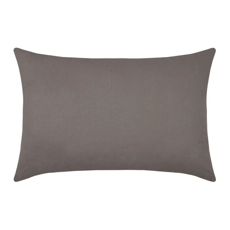 Coussin rectangulaire à carreaux et sapins brodés