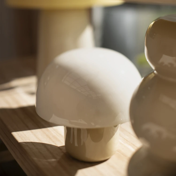 Lampe à poser en fer émaillé avec abat-jour dôme