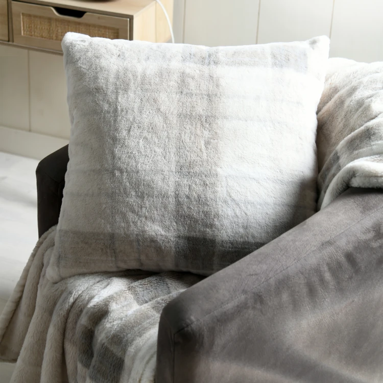 Coussin à carreaux écossais en fausse fourrure