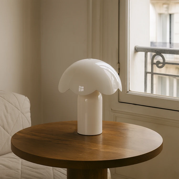 Lampe à poser décorative en métal avec abat-jour arrondi