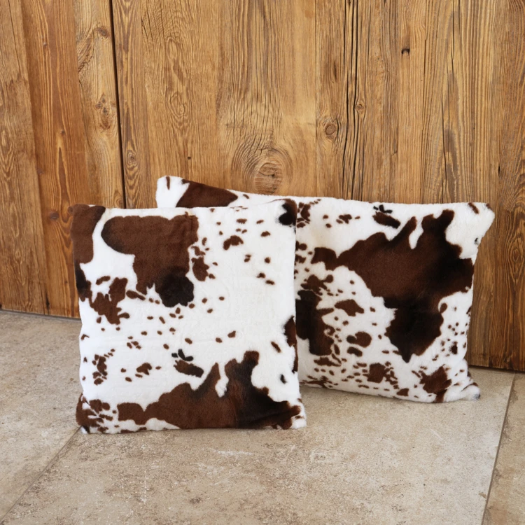Coussin garni à motif peau de vache et dos en velours