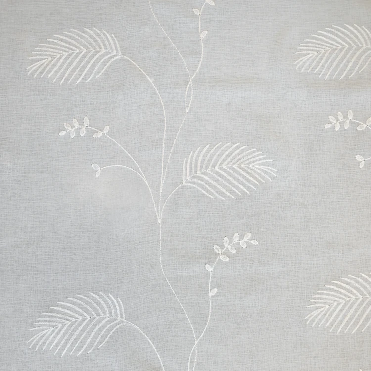 Tissu voilage brodé motif feuilles avec bas plombé