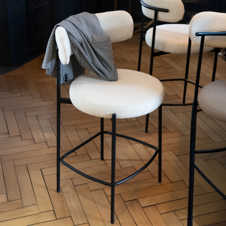 Silla de bar de metal con tejido bouclé