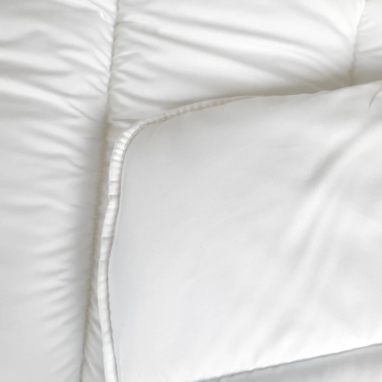 Couette chaude respirante en microfibre avec traitement aloe vera