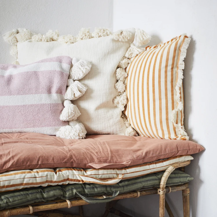 Housse de coussin en coton avec pompons