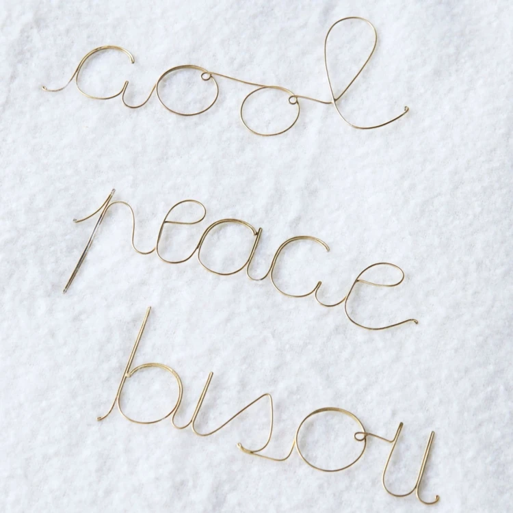 Mot fil de laiton doré "BISOU"
